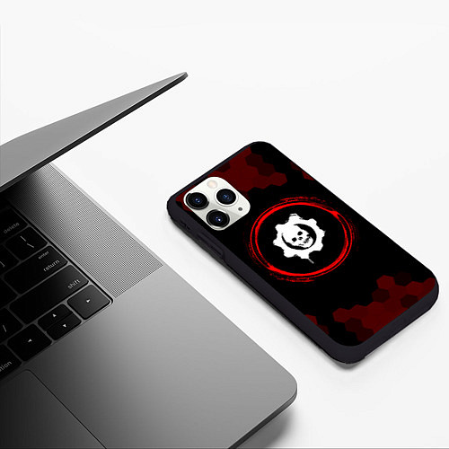Чехол iPhone 11 Pro матовый Символ Gears of War и краска вокруг на темном фоне / 3D-Черный – фото 3
