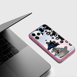 Чехол iPhone 11 Pro матовый Тоторо бегущий от чернушек, цвет: 3D-малиновый — фото 2