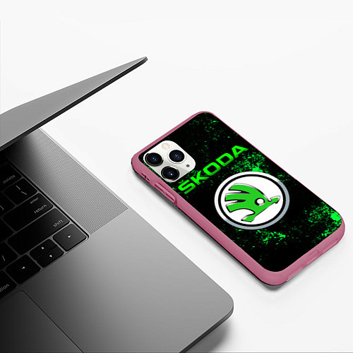 Чехол iPhone 11 Pro матовый SKODA - ЗЕЛЕНЫЕ БРЫЗГИ / 3D-Малиновый – фото 3