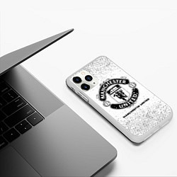 Чехол iPhone 11 Pro матовый Manchester United с потертостями на светлом фоне, цвет: 3D-белый — фото 2