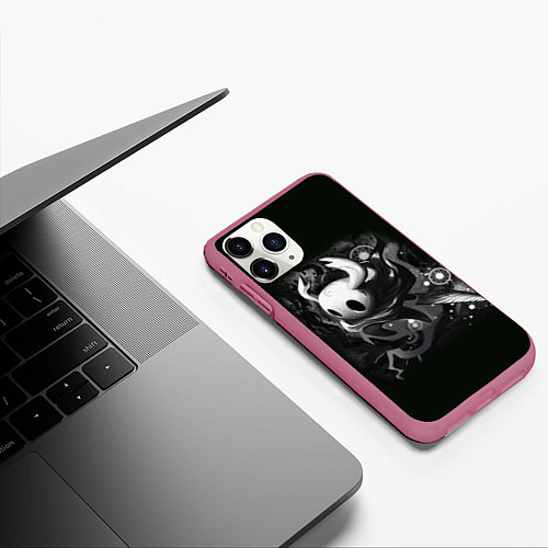 Чехол iPhone 11 Pro матовый Hollow Knight рисунок / 3D-Малиновый – фото 3