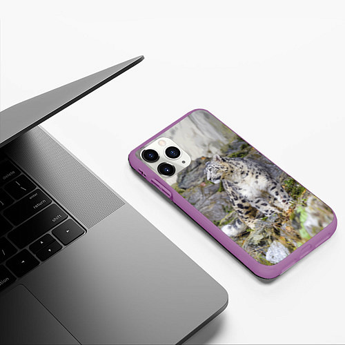 Чехол iPhone 11 Pro матовый Снежный барс среди скал / 3D-Фиолетовый – фото 3