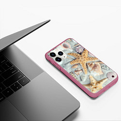 Чехол iPhone 11 Pro матовый Морские звёзды и ракушки на океанском песке, цвет: 3D-малиновый — фото 2