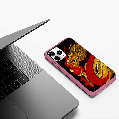 Чехол iPhone 11 Pro матовый Японский Золотой Дракон / 3D-Малиновый – фото 3