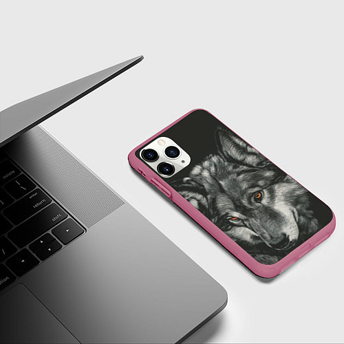 Чехол iPhone 11 Pro матовый Серый мудрый волк / 3D-Малиновый – фото 3