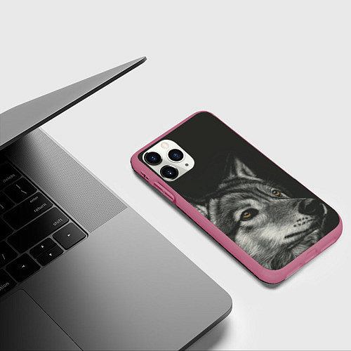 Чехол iPhone 11 Pro матовый Спокойный серый волк / 3D-Малиновый – фото 3