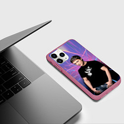 Чехол iPhone 11 Pro матовый Юрий Шатунов на неоновом фоне, цвет: 3D-малиновый — фото 2