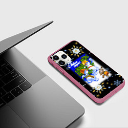 Чехол iPhone 11 Pro матовый Новый год снеговики несут ёлочку, цвет: 3D-малиновый — фото 2