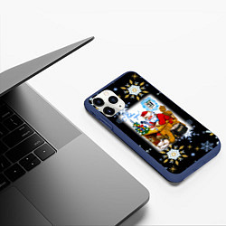 Чехол iPhone 11 Pro матовый Новый год дед мороз отвечает на письма, цвет: 3D-тёмно-синий — фото 2