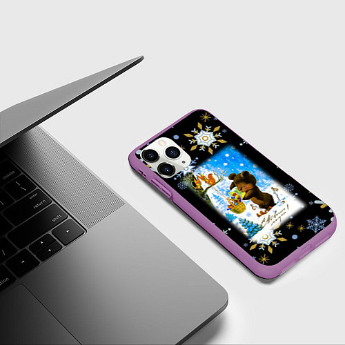 Чехол iPhone 11 Pro матовый Новый год мишка угощает белочек / 3D-Фиолетовый – фото 3