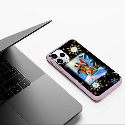 Чехол iPhone 11 Pro матовый Новый год белка и пакет с подарками, цвет: 3D-розовый — фото 2