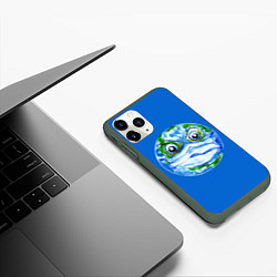 Чехол iPhone 11 Pro матовый Злая планета Земля в маске, цвет: 3D-темно-зеленый — фото 2