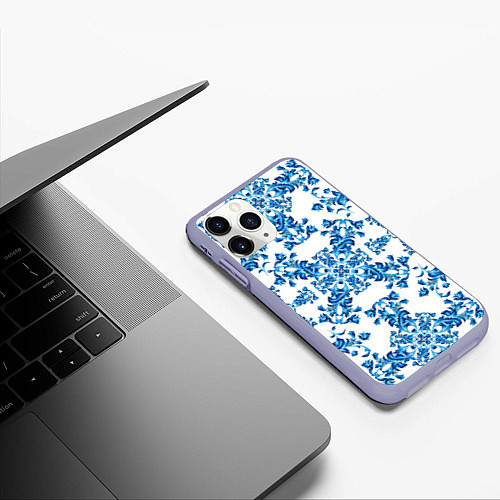 Чехол iPhone 11 Pro матовый Гжель узор цветы / 3D-Светло-сиреневый – фото 3