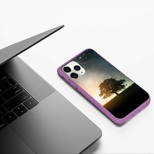 Чехол iPhone 11 Pro матовый Раскидистое дерево на фоне звёздного неба / 3D-Фиолетовый – фото 3