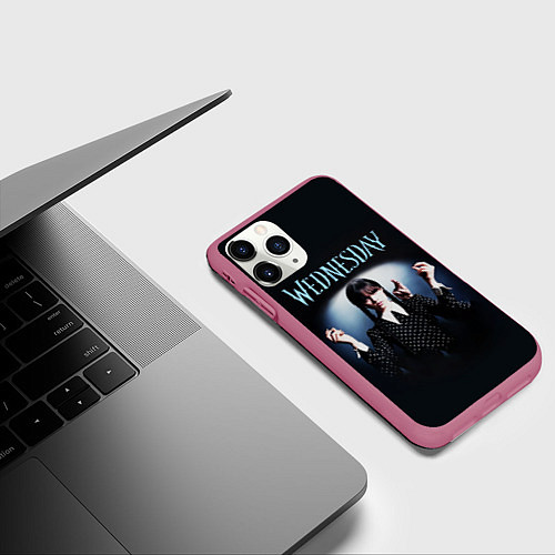 Чехол iPhone 11 Pro матовый Уэнсдей и рука / 3D-Малиновый – фото 3