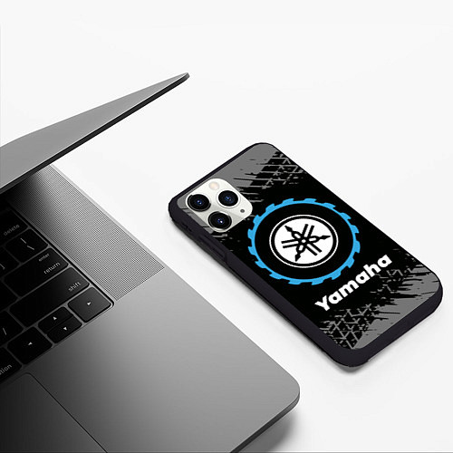 Чехол iPhone 11 Pro матовый Yamaha в стиле Top Gear со следами шин на фоне / 3D-Черный – фото 3