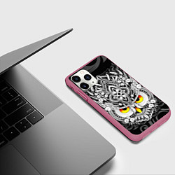 Чехол iPhone 11 Pro матовый Сова с золотыми глазами, цвет: 3D-малиновый — фото 2