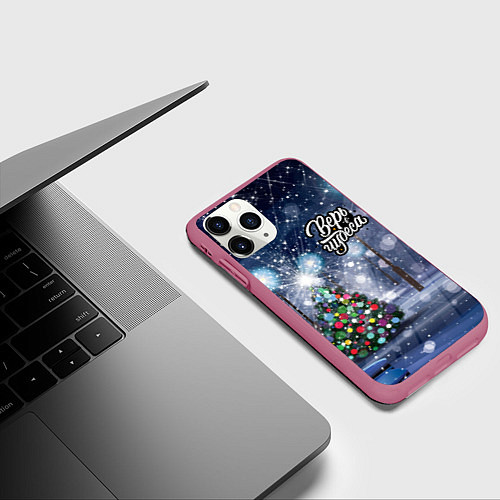 Чехол iPhone 11 Pro матовый Новогодняя ёлочка / 3D-Малиновый – фото 3