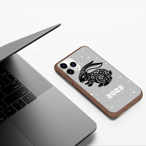 Чехол iPhone 11 Pro матовый Символ 2023 года черный водяной кролик / 3D-Коричневый – фото 3
