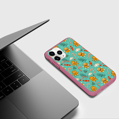Чехол iPhone 11 Pro матовый Новогодний паттерн с печеньем и конфетами / 3D-Малиновый – фото 3
