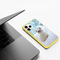 Чехол iPhone 11 Pro матовый Милая кошечка встречает свой Новый Год, цвет: 3D-желтый — фото 2