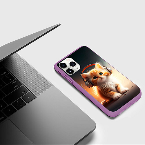 Чехол iPhone 11 Pro матовый Милый рыжий котёнок в наушниках / 3D-Фиолетовый – фото 3