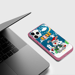 Чехол iPhone 11 Pro матовый Новый год 2023 Зайчик, цвет: 3D-малиновый — фото 2