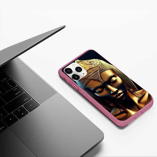 Чехол iPhone 11 Pro матовый Нейросеть - золотая статуя египетской царицы / 3D-Малиновый – фото 3