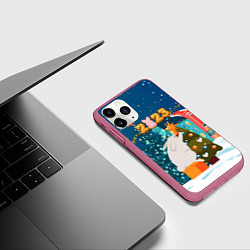 Чехол iPhone 11 Pro матовый Большой заяц наряжает елку, цвет: 3D-малиновый — фото 2