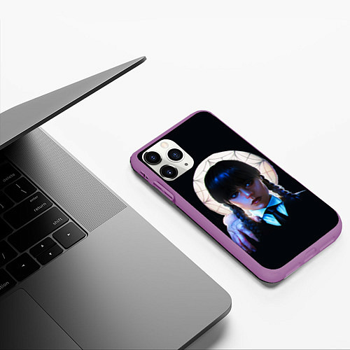 Чехол iPhone 11 Pro матовый Уэнсдэй с рукой во мраке / 3D-Фиолетовый – фото 3