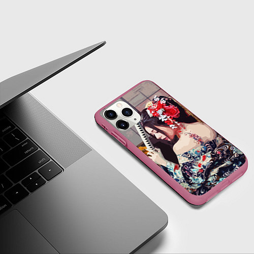 Чехол iPhone 11 Pro матовый Японская девушка с самурайским мечом / 3D-Малиновый – фото 3
