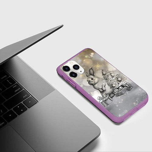 Чехол iPhone 11 Pro матовый Кролик карандошом / 3D-Фиолетовый – фото 3