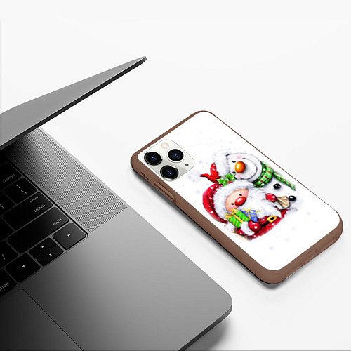 Чехол iPhone 11 Pro матовый Дед Мороз и снеговик с подарками / 3D-Коричневый – фото 3