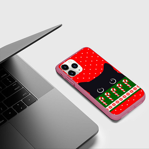 Чехол iPhone 11 Pro матовый Котик: новогодний свитер / 3D-Малиновый – фото 3