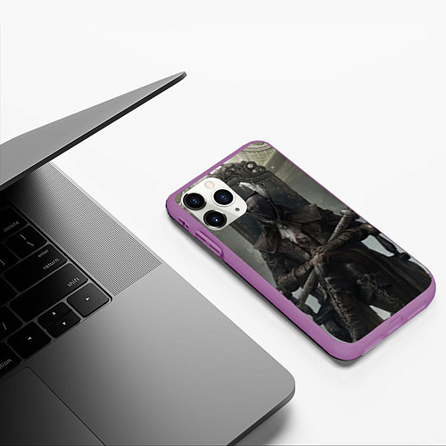 Чехол iPhone 11 Pro матовый Bloodborne охотник / 3D-Фиолетовый – фото 3