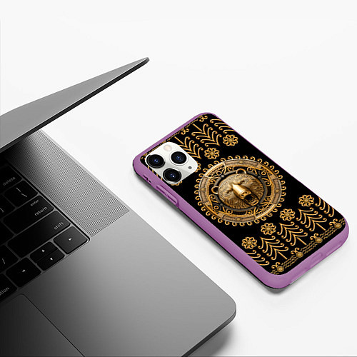 Чехол iPhone 11 Pro матовый Медведь золотой барельеф с этническим орнаментом / 3D-Фиолетовый – фото 3