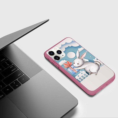 Чехол iPhone 11 Pro матовый Новогодний заяц держит подарок / 3D-Малиновый – фото 3