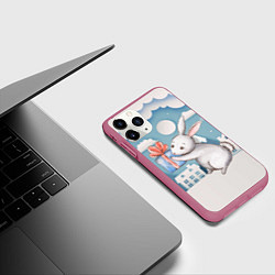 Чехол iPhone 11 Pro матовый Новогодний заяц держит подарок, цвет: 3D-малиновый — фото 2