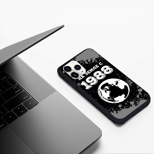 Чехол iPhone 11 Pro матовый На Земле с 1988: краска на темном / 3D-Черный – фото 3