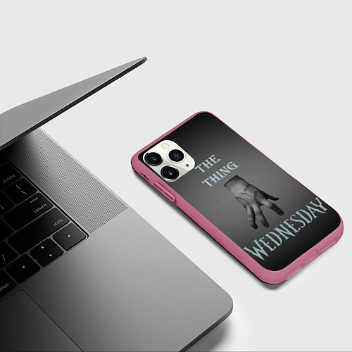 Чехол iPhone 11 Pro матовый Вещь Уэнсдей Аддамс, градиент / 3D-Малиновый – фото 3