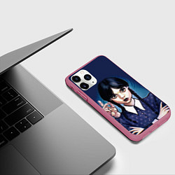 Чехол iPhone 11 Pro матовый Дочь Аддамсов - Уэнсдэй с рукой, цвет: 3D-малиновый — фото 2