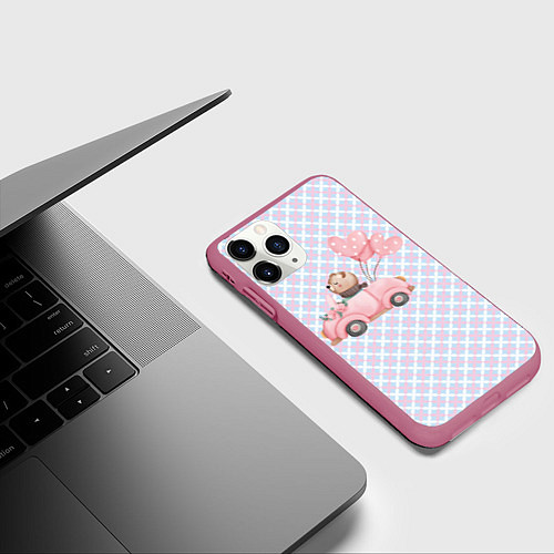 Чехол iPhone 11 Pro матовый Мишка едет в авто / 3D-Малиновый – фото 3