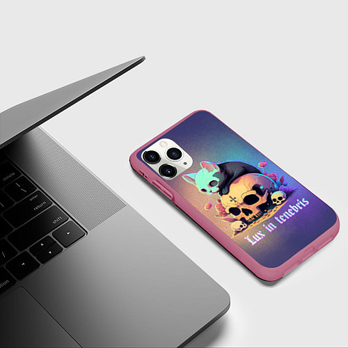 Чехол iPhone 11 Pro матовый Черный котенок на черепе мрачный неоновый фон / 3D-Малиновый – фото 3
