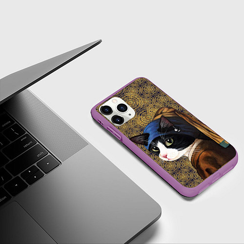 Чехол iPhone 11 Pro матовый Кошечка с жемчужной сережкой Ян Вермеер пародия / 3D-Фиолетовый – фото 3