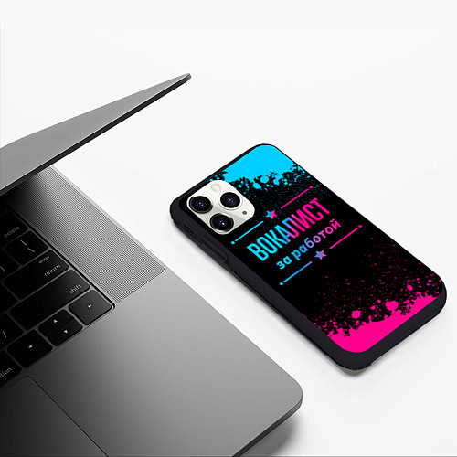 Чехол iPhone 11 Pro матовый Вокалист за работой - неоновый градиент / 3D-Черный – фото 3