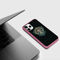Чехол iPhone 11 Pro матовый Древо и вороны, цвет: 3D-малиновый — фото 2