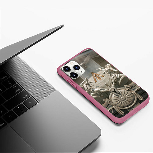 Чехол iPhone 11 Pro матовый Знаки братства ассасинов / 3D-Малиновый – фото 3