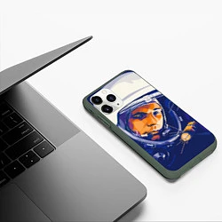 Чехол iPhone 11 Pro матовый Юрий Гагарин в скафандре, цвет: 3D-темно-зеленый — фото 2