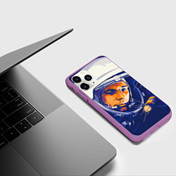 Чехол iPhone 11 Pro матовый Юрий Гагарин в скафандре, цвет: 3D-фиолетовый — фото 2