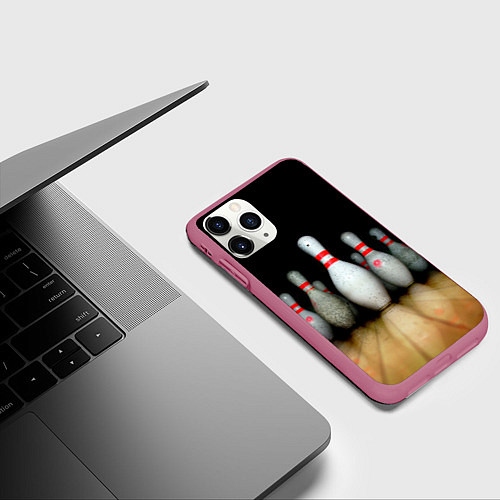 Чехол iPhone 11 Pro матовый Боулинг - кегли на дорожке / 3D-Малиновый – фото 3